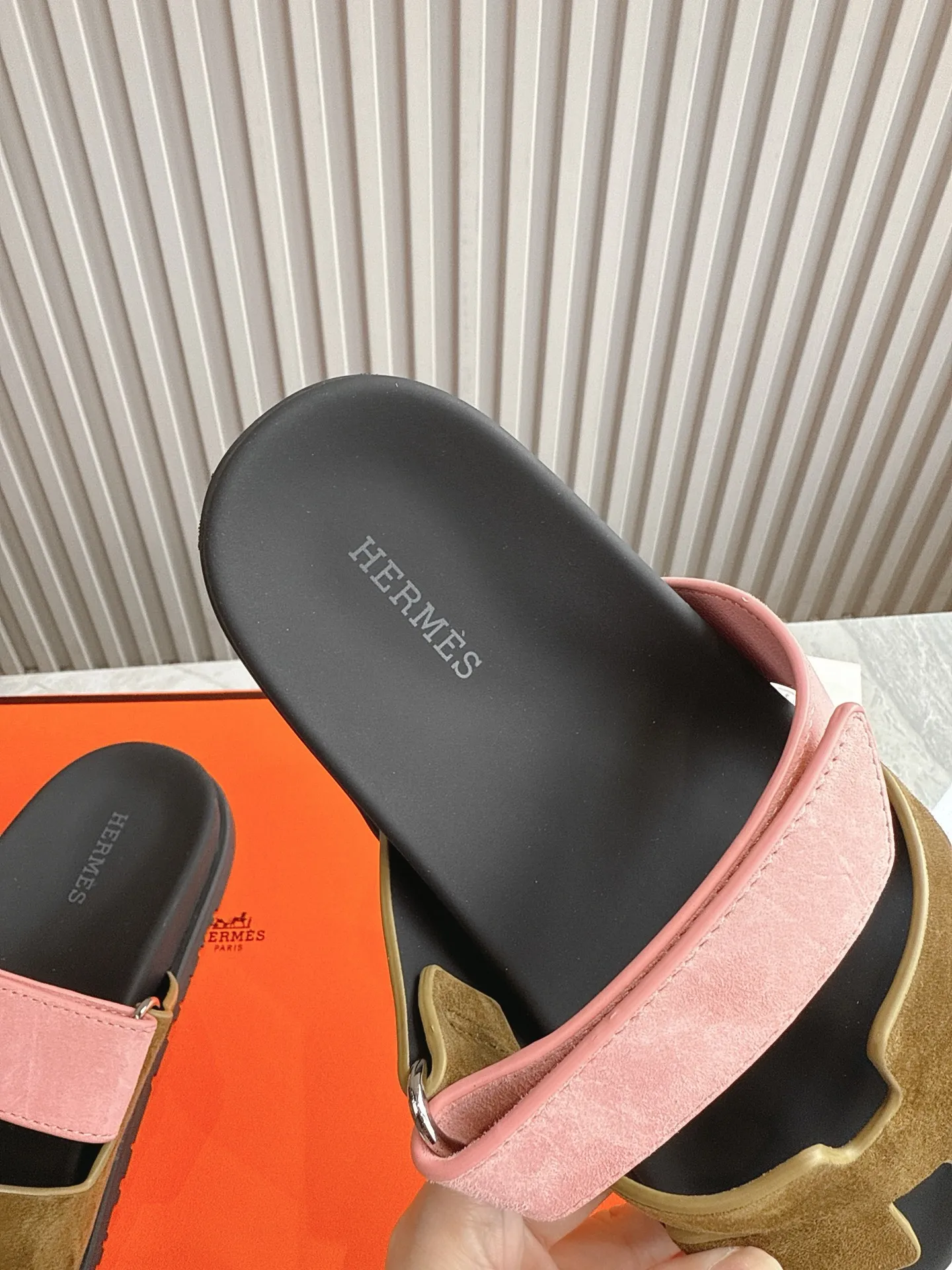 p480🐮🐮Couple model (top version) H family 2024 spring and summer new style HERMES Hermes' recently popular couple model pig nose angle sandals and slippers, paired with various colorful socks, popular. Upper: imported original deerskin (the genuine leather edging is not ordinary super migration). Lining: imported genuine leather. Outsole: Tpu non-slip and wear-resistant outsole. Size: Female 35-42 (40/42 non-returnable and non-exchangeable) Male size: 39-45 (45 non-refundable and non-exchangeable)